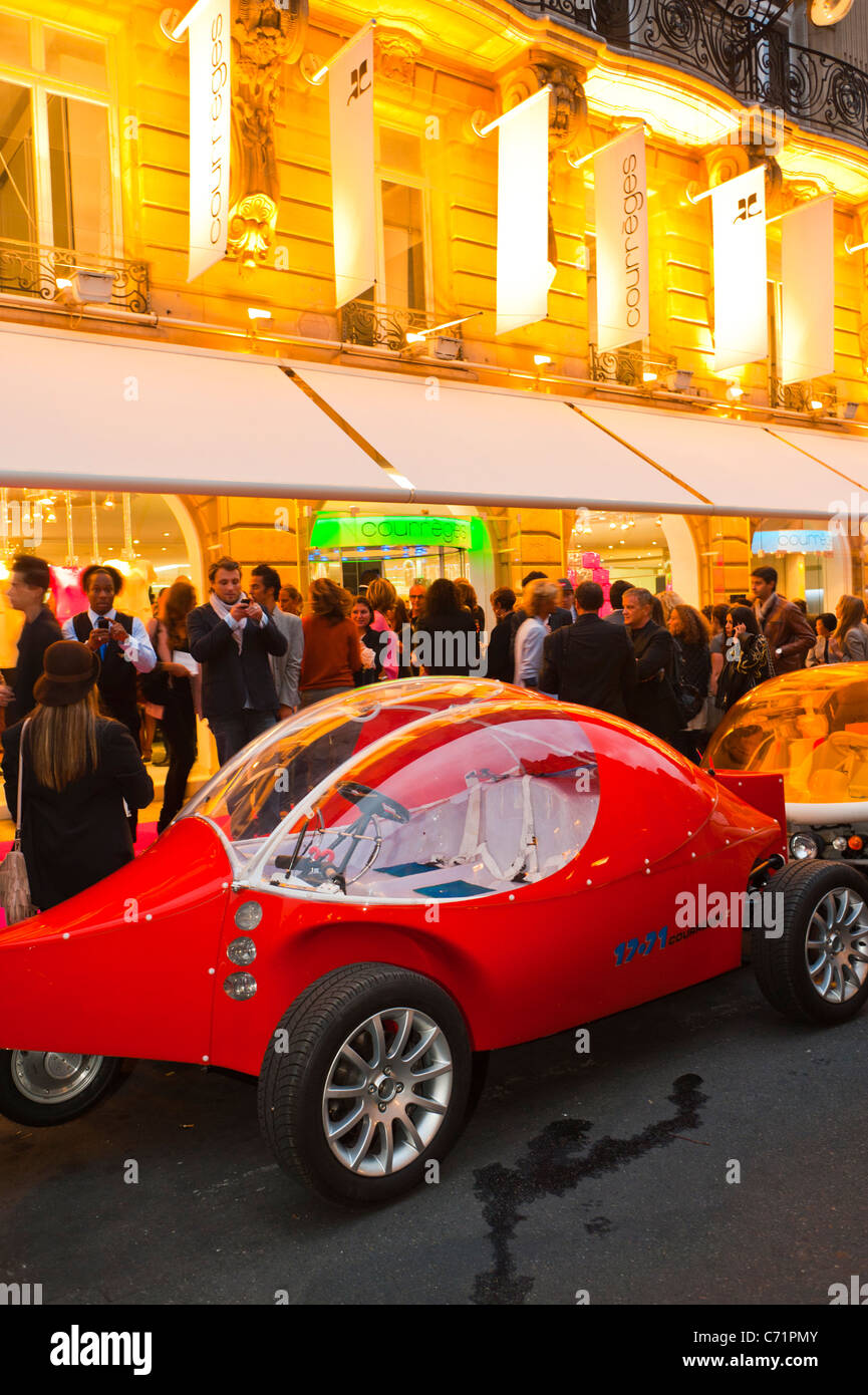 Paris, Frankreich, Nacht, experimentelle Elektroautos außen Courreges Kleidung Mode Stockfoto