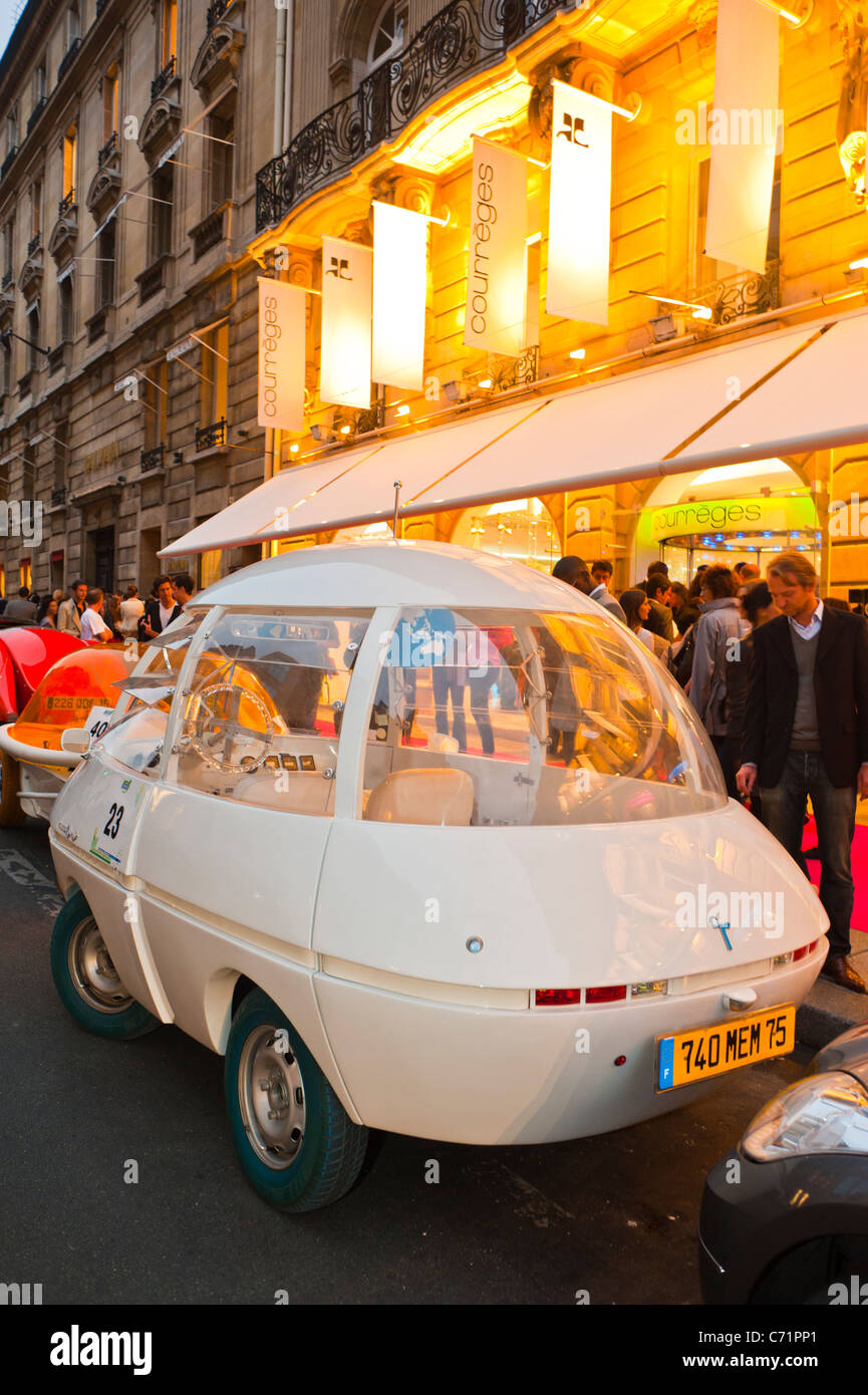Paris, Frankreich, Fashion Night, Strange Experimental Electric Cars, Draußen (Courreges Clothing Store) Stockfoto