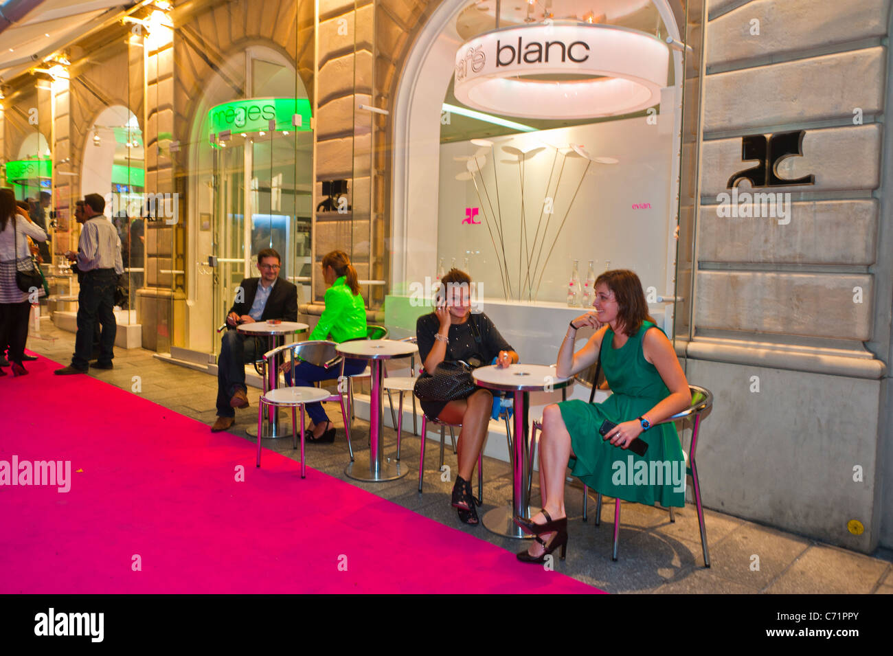 Paris, Frankreich, Fashion Night, 'Courreges', Luxusbekleidung Brand Store, Frauen teilen Drinks in Café Terrace, Store Front, Pariser Straße französische Café Szene paris Terrasse trinkend Sommer montaigne Avenue paris Stockfoto
