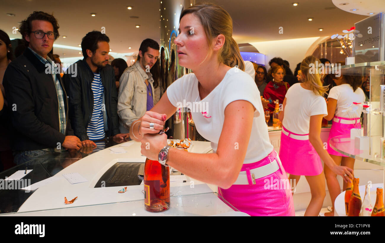 Paris, Frankreich, „Fashion Night“, in Courreges, französischer Luxusbekleidungsladen, Barkeeper serviert Champagner-Cocktails, nachts arbeiten, Cocktails Paris Stockfoto