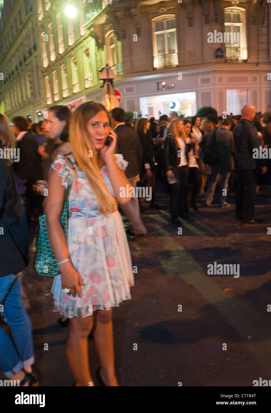 Paris, Frankreich, schicke Französin, die auf dem Handy spricht, "Paris Fashion Night", Menschenmenge draußen, dior junge Frau in einer Menge schickes Volk frankreich Stockfoto