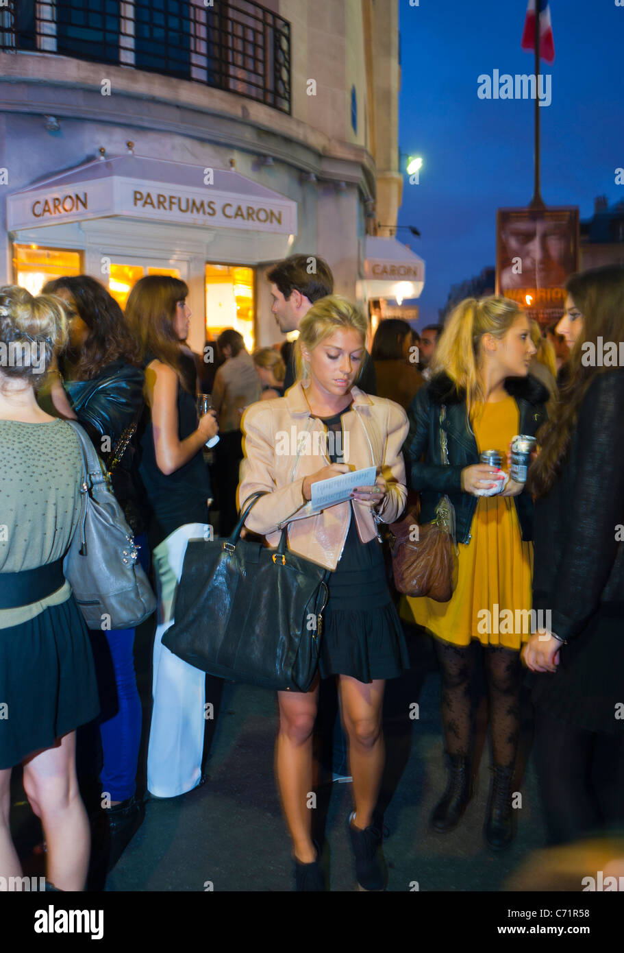 Paris, Frankreich, Crowd Französisch junge Frau in einer Menge Shopping 'Paris Fashion Night', Ave. Montaigne, vor der Straße 'Parfums Caron' Shopping Paris Stockfoto