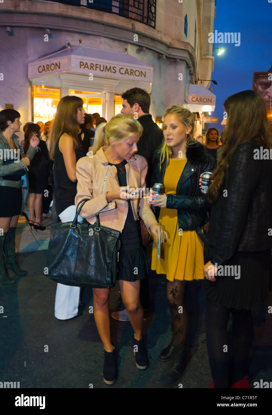 Paris, Frankreich, Französische Frauen stehen in der Menschenmenge, Shopping 'Paris Fashion Night', Ave. Montaigne, Bags pochen das Volk frankreich Stockfoto