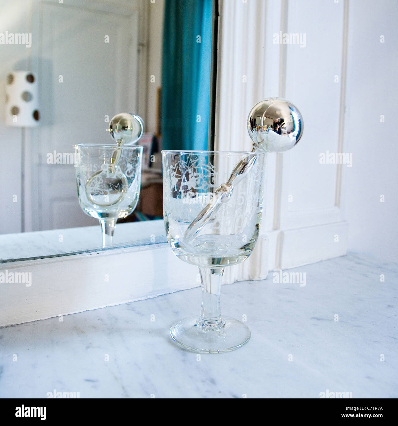 Silberne Rassel in stemmed Glas vor Spiegel Stockfoto