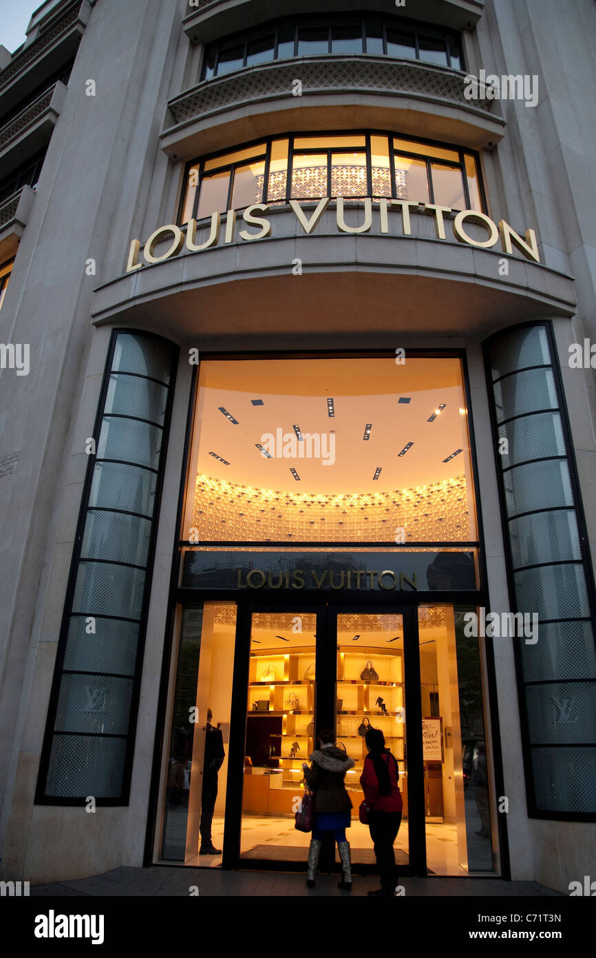 Menschen Sie betreten Loius Vuitton Shop auf Champs-Elysees, Paris, Frankreich Stockfoto