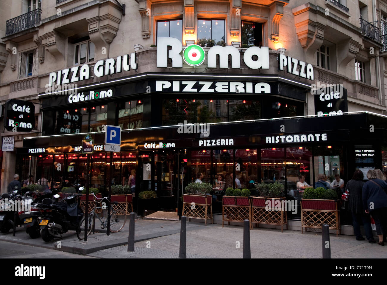 Menschen auf der Suche im Menü bei Roma Pizzeria Restaurant, Champs-Elysees, Paris, Frankreich Stockfoto