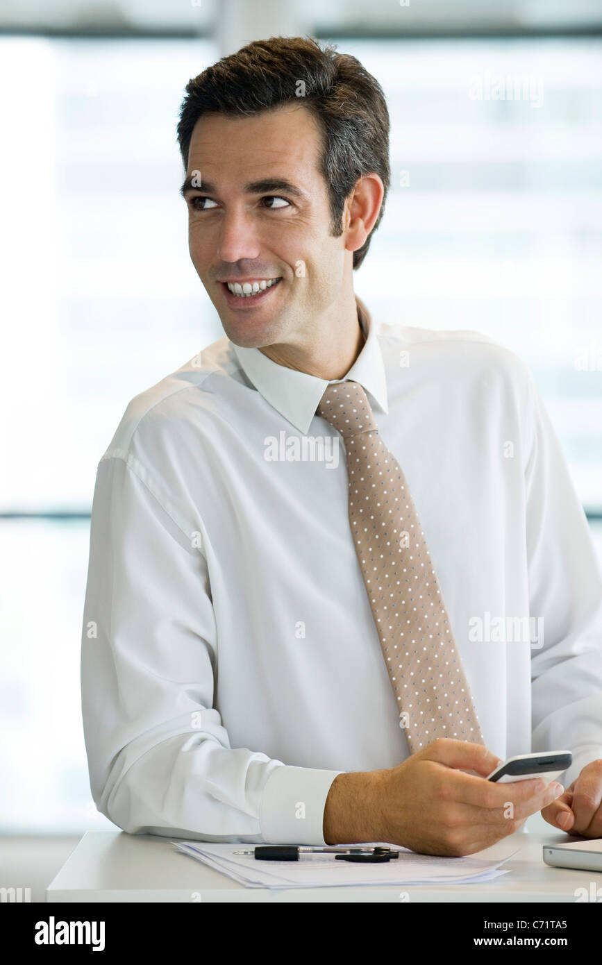 Geschäftsmann mit Handy Stockfoto