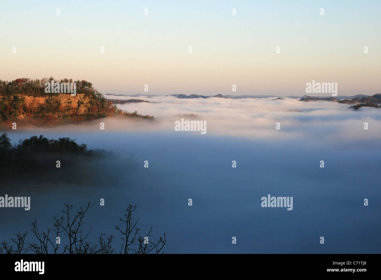 ein Nebel gefüllt-Tal im Herbst kurz nach Sonnenaufgang mit entfernten Grate sichtbar Stockfoto