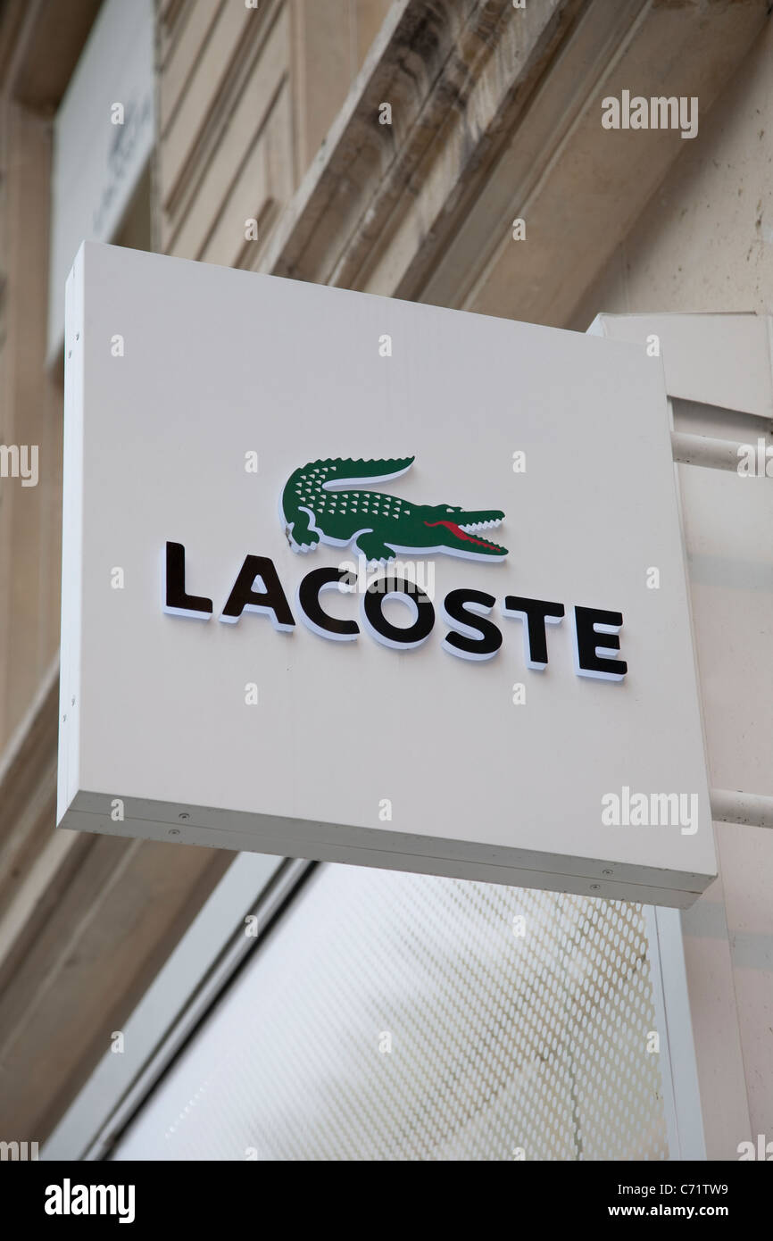 Lacoste-Logo auf Shop in Champs-Elysees, Paris, Frankreich Stockfoto