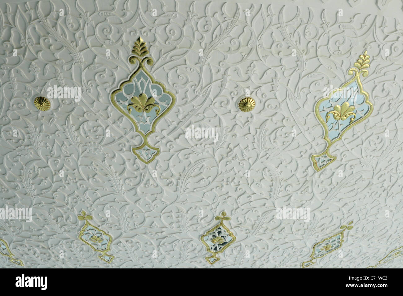 dekorative weiße Decke Kuppel mit Relief-Muster und Gold-details Stockfoto