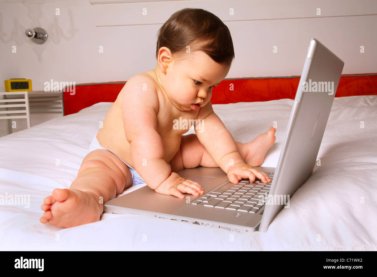 Baby am computer Stockfoto
