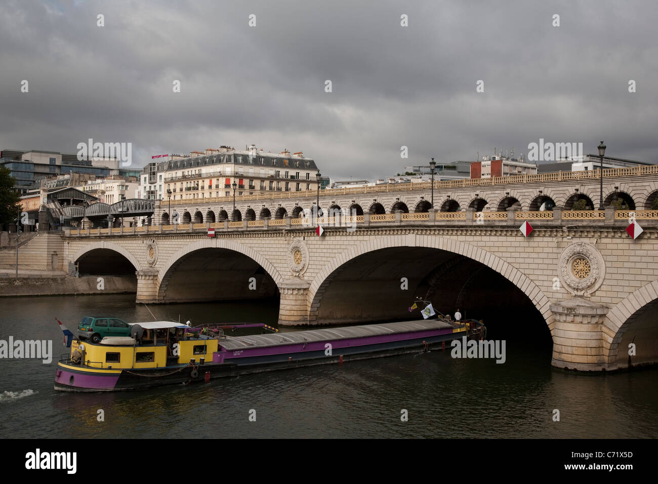 Pont de Bercy Brücke; Ufer; Paris, Frankreich Stockfoto