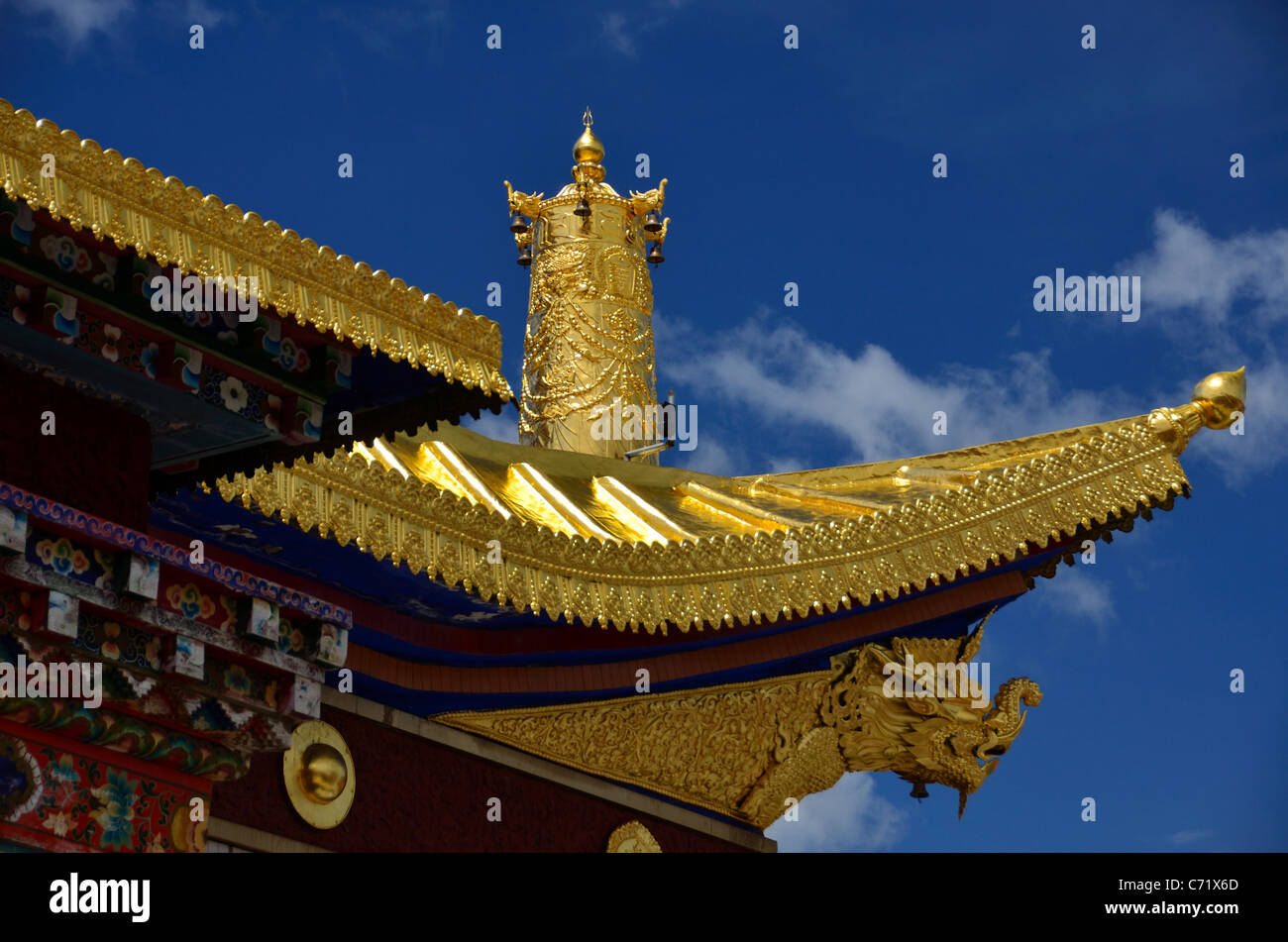 Vergoldete Dach eines tibetisch-buddhistischen Tempels. Sichuan, China. Stockfoto