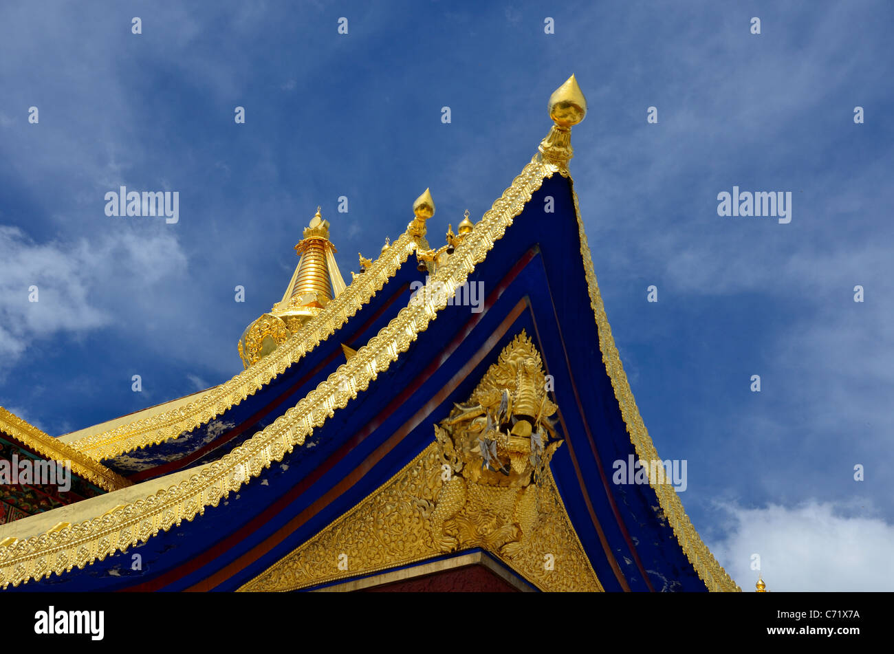Vergoldete Dach eines tibetisch-buddhistischen Tempels. Sichuan, China. Stockfoto