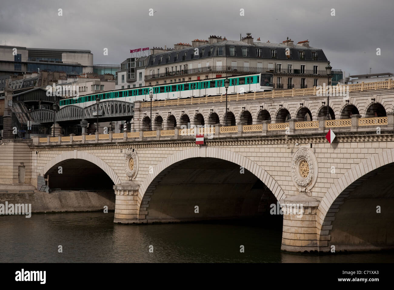 U-Bahn-Zug auf der Brücke Pont de Bercy am Ufer; Paris, Frankreich Stockfoto