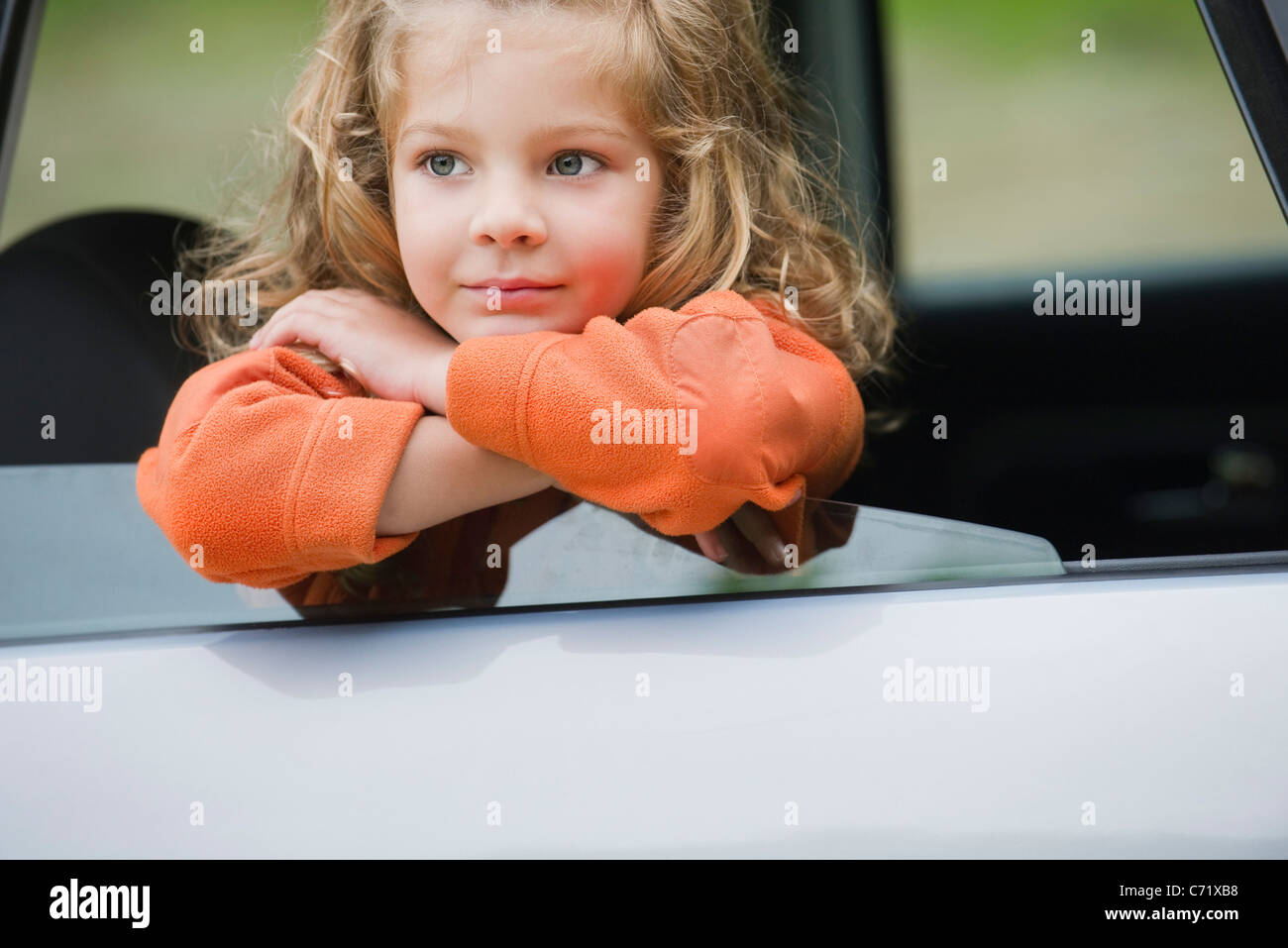 Mädchen auf der Suche aus Autofenster Stockfotografie - Alamy