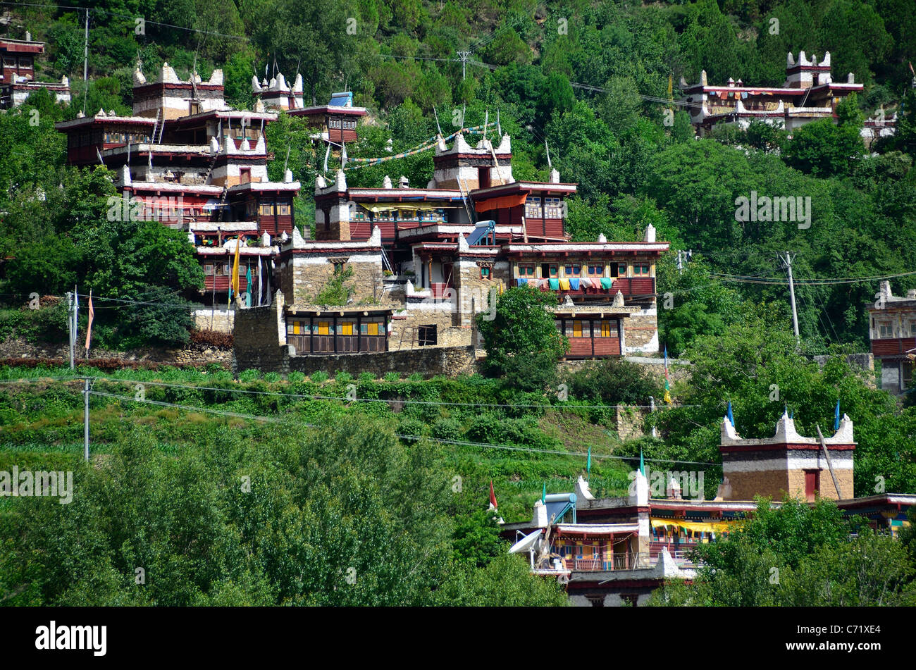 Tibetischen Stil Steinhäusern auf einem grünen Hügel. Sichuan, China. Stockfoto