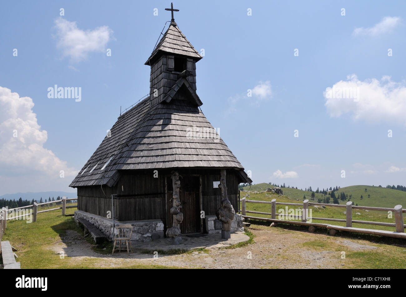 Marija Snezna Holzkapelle mit Kiefer Schindeldach auf Weideland auf 1600m Plateau der Velika Planina, Kamnik-Savinja Alpen, Slowenien Stockfoto