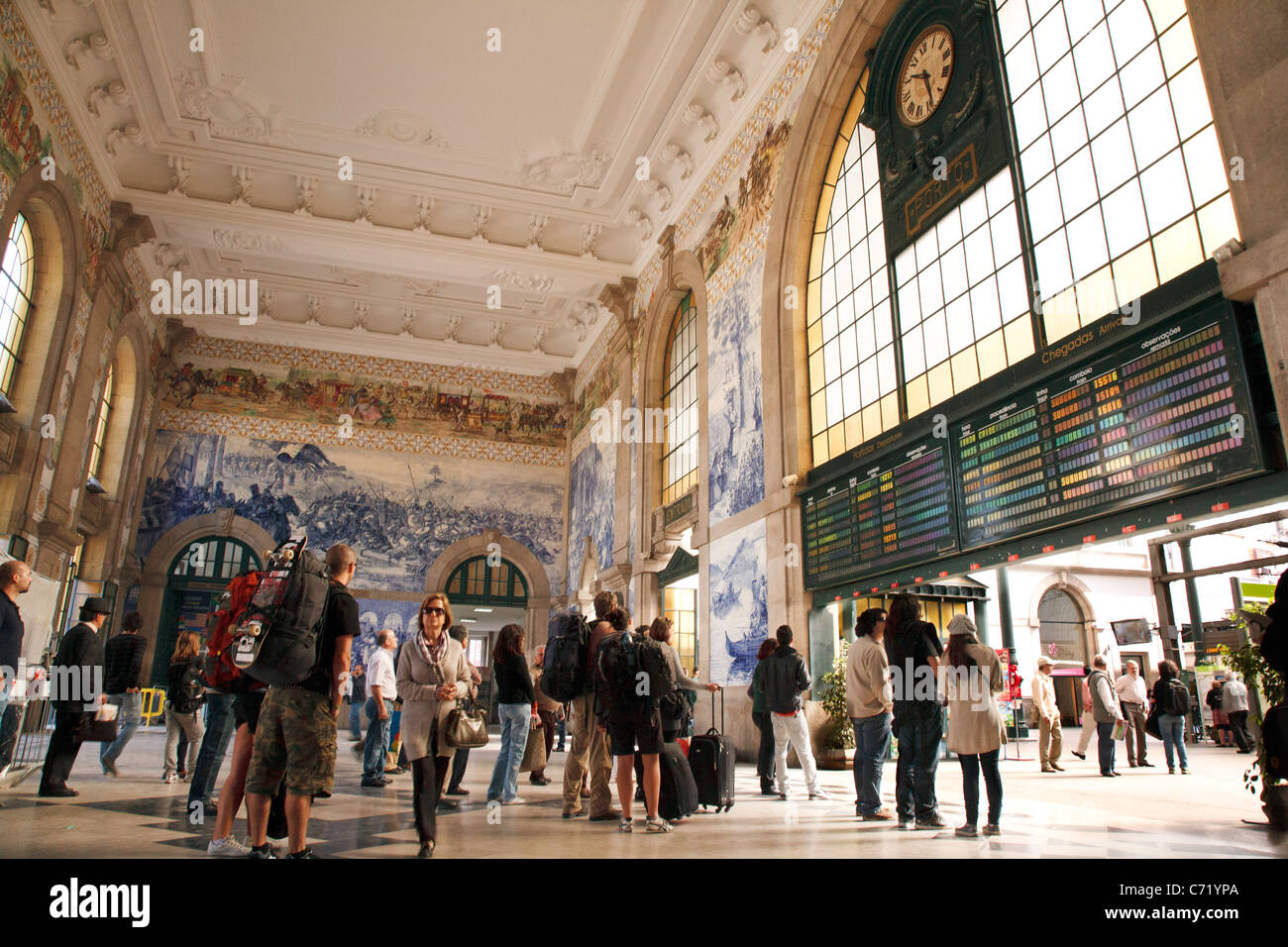 Passagiere in dekorativ gefliesten Foyer des Porto-Bahnhof Stockfoto