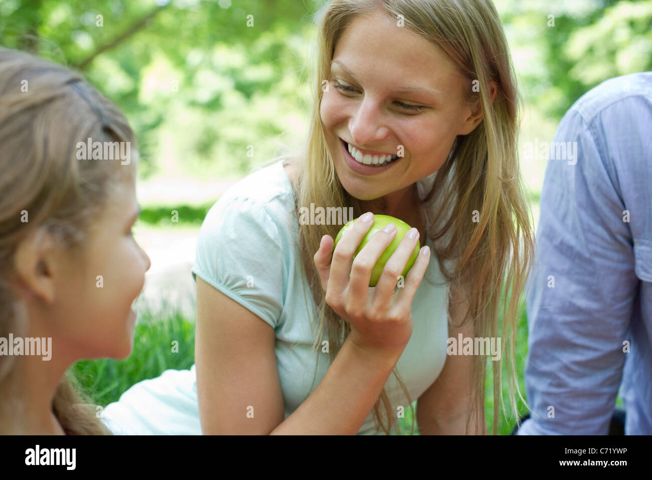 Frau mit ihrer Familie Picknick Stockfoto