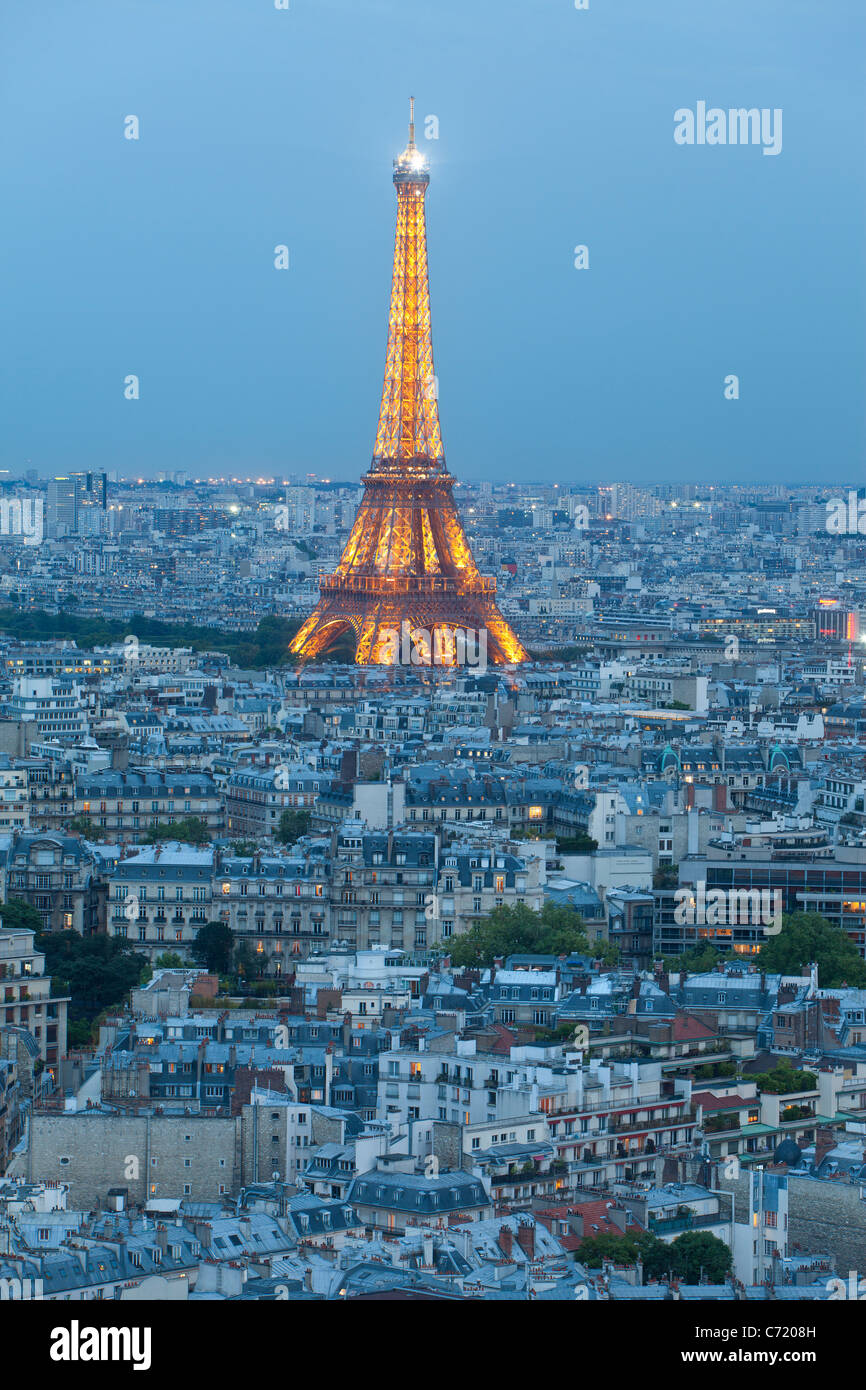Frankreich, Paris, Eiffelturm, betrachtet über Dächer Stockfoto