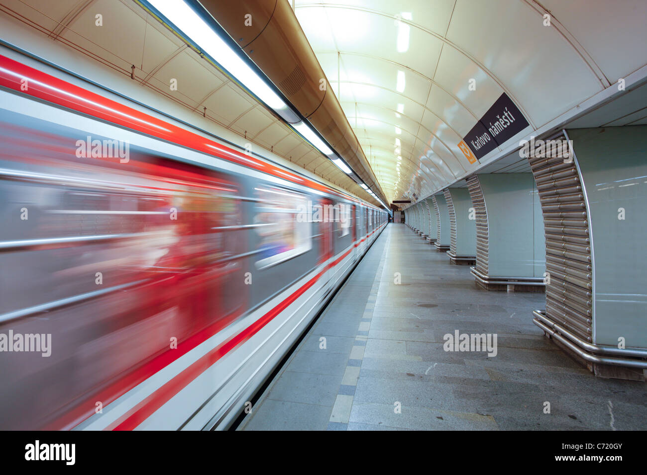 Trainieren Sie auf einer Plattform in Prager U-Bahn, Bewegungsunschärfe, Prag, Tschechische Republik Stockfoto
