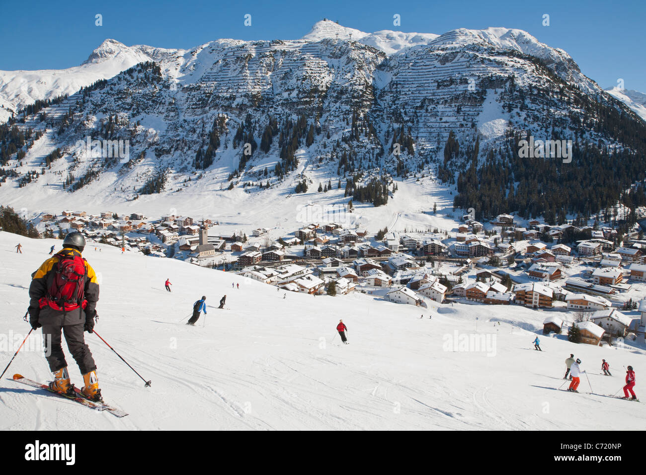 SKIFAHRER, SKI-PISTE, LECH AM ARLBERG, VORARLBERG, ÖSTERREICH Stockfoto