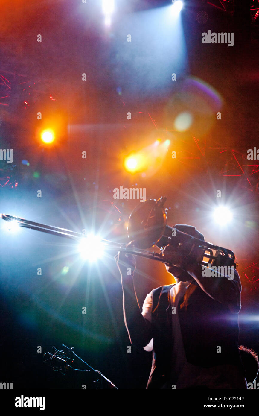 Kanada, Quebec, Montreal, Montreal Jazz Festival, Musiker spielt Posaune auf der Bühne mit Bühnenbeleuchtung Stockfoto