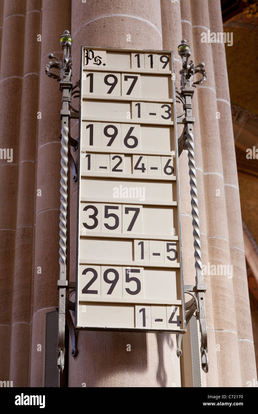 Tafel mit den Nummern der Gesänge, LIEBFRAUENKIRCHE, Reutlingen, Schwäbische Alb, BADEN-WÜRTTEMBERG, Deutschland Stockfoto