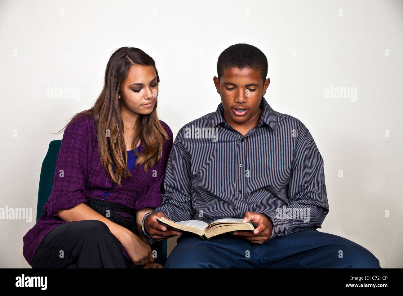 Kalifornien Multi ethnischen Rasse ethnisch African American Boy und hispanischen Mädchen lesen gemeinsam die Bibel. Herr © Myrleen Pearson Stockfoto