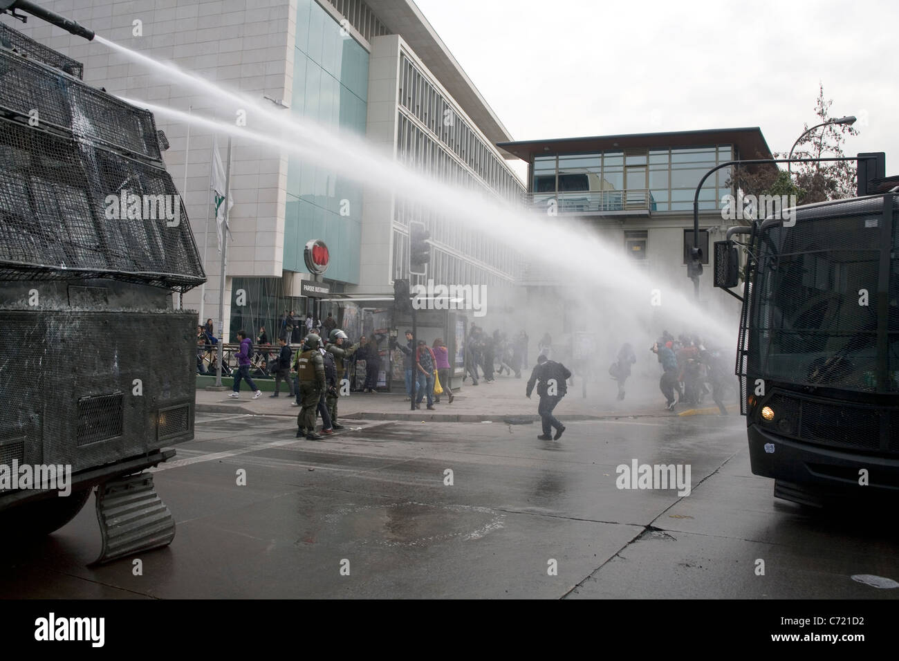 Wasserwerfer in Aktion in Santiago de Chile während einer Kursteilnehmerprotest Stockfoto