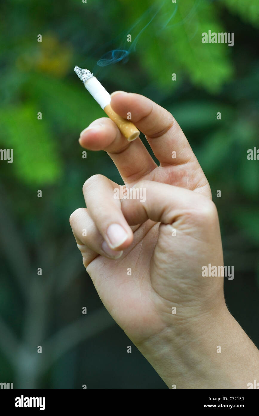 Frau Hand Holding Zigarette Stockfoto