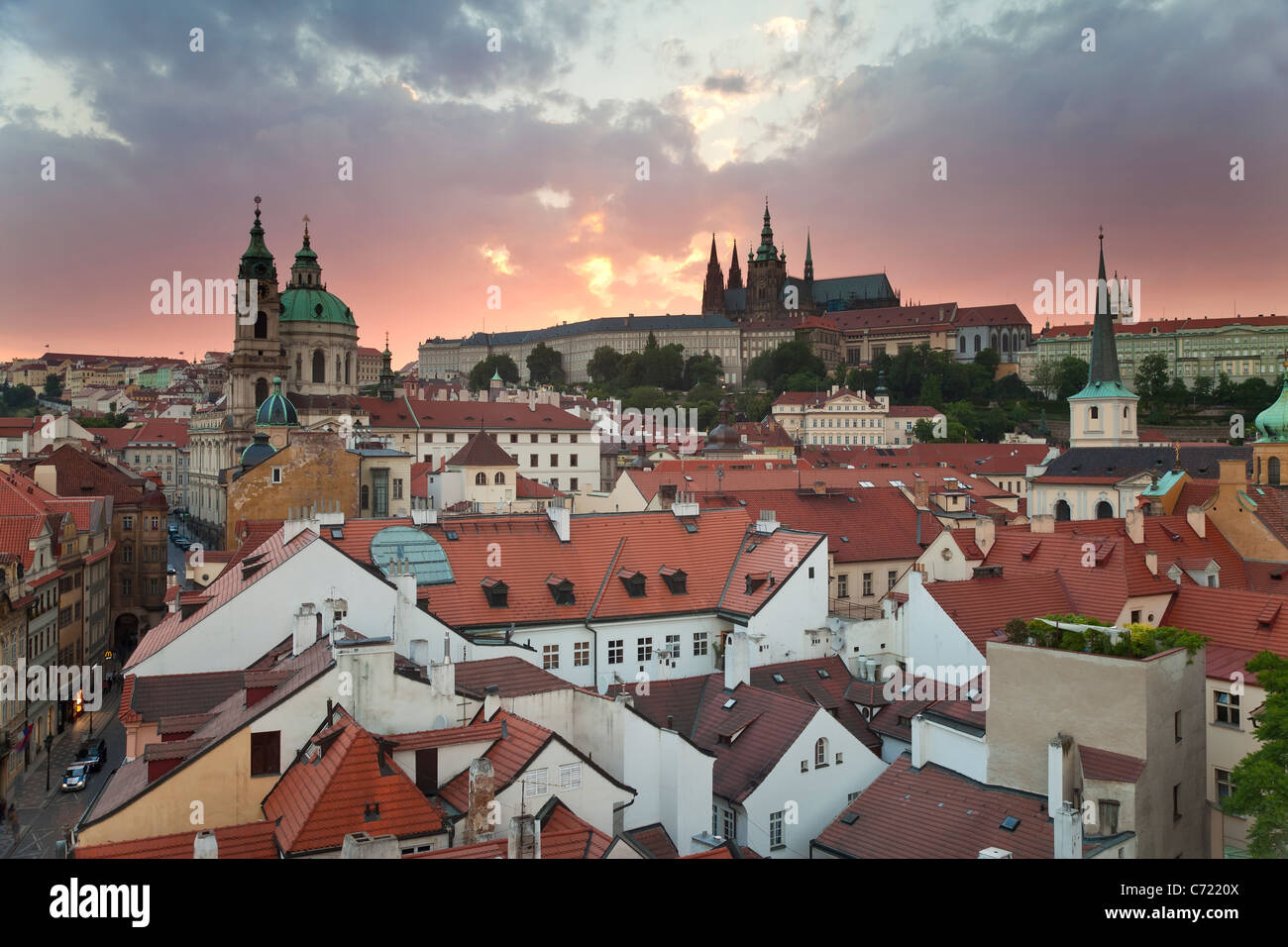 St.-Vitus-Kathedrale und St.-Nikolaus-Kirche, Prag, Tschechische Republik Stockfoto