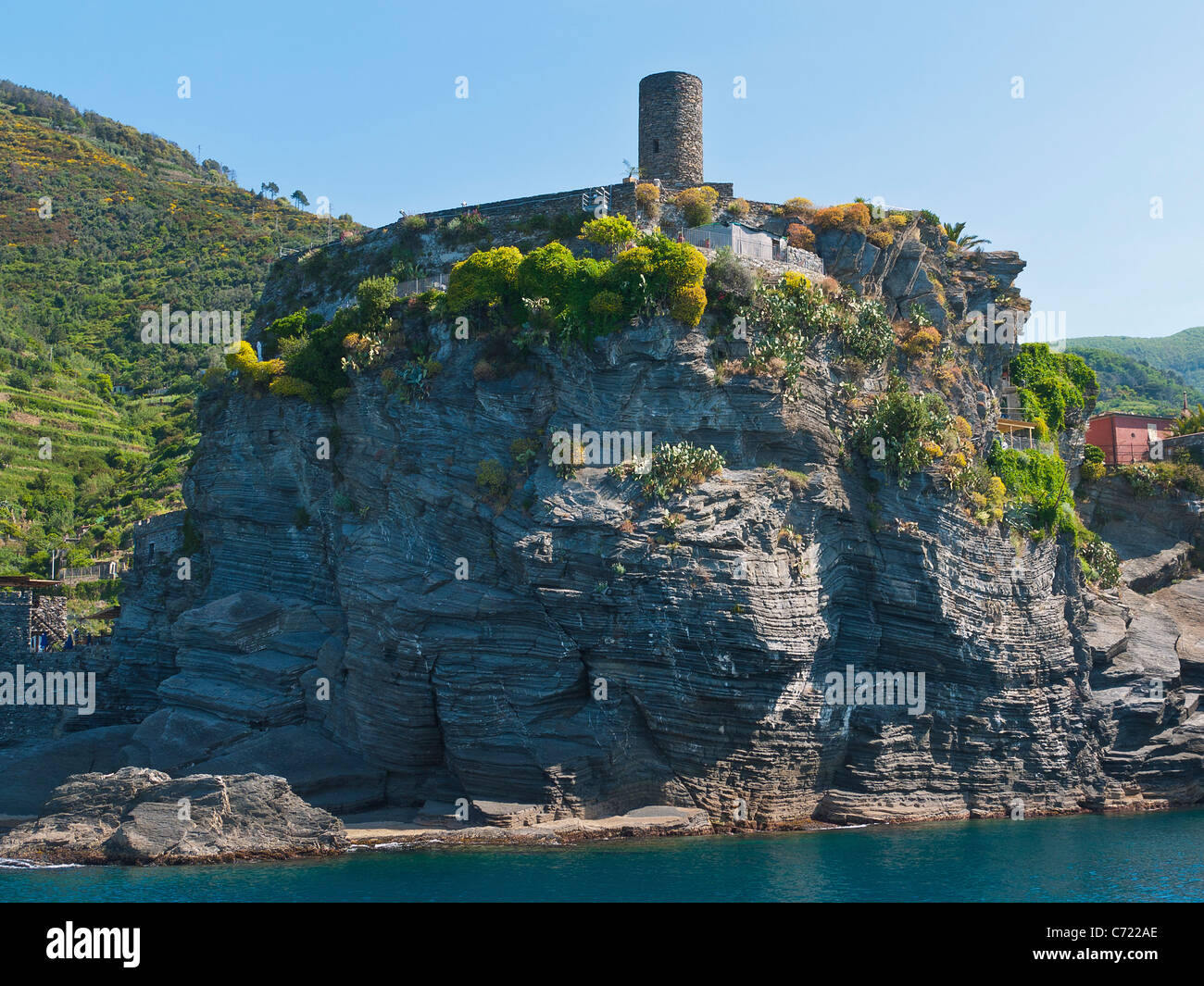 Ein Blick aus dem Ligurischen Meer der steinernen Rundturm des Doria-Schlosses in Vernazza, Cinque Terre, Italien. Stockfoto