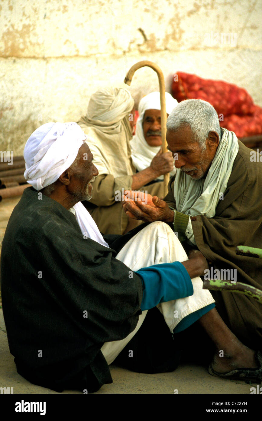 Douz, Nefzaoua, Tunesien. Lokalen Araber tief im Gespräch auf dem Stadtmarkt. Stockfoto