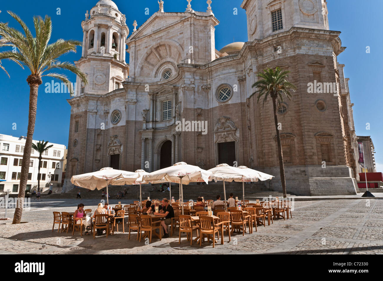 Menschen im Café Plaza De La Catedral Cadiz Spanien Stockfoto