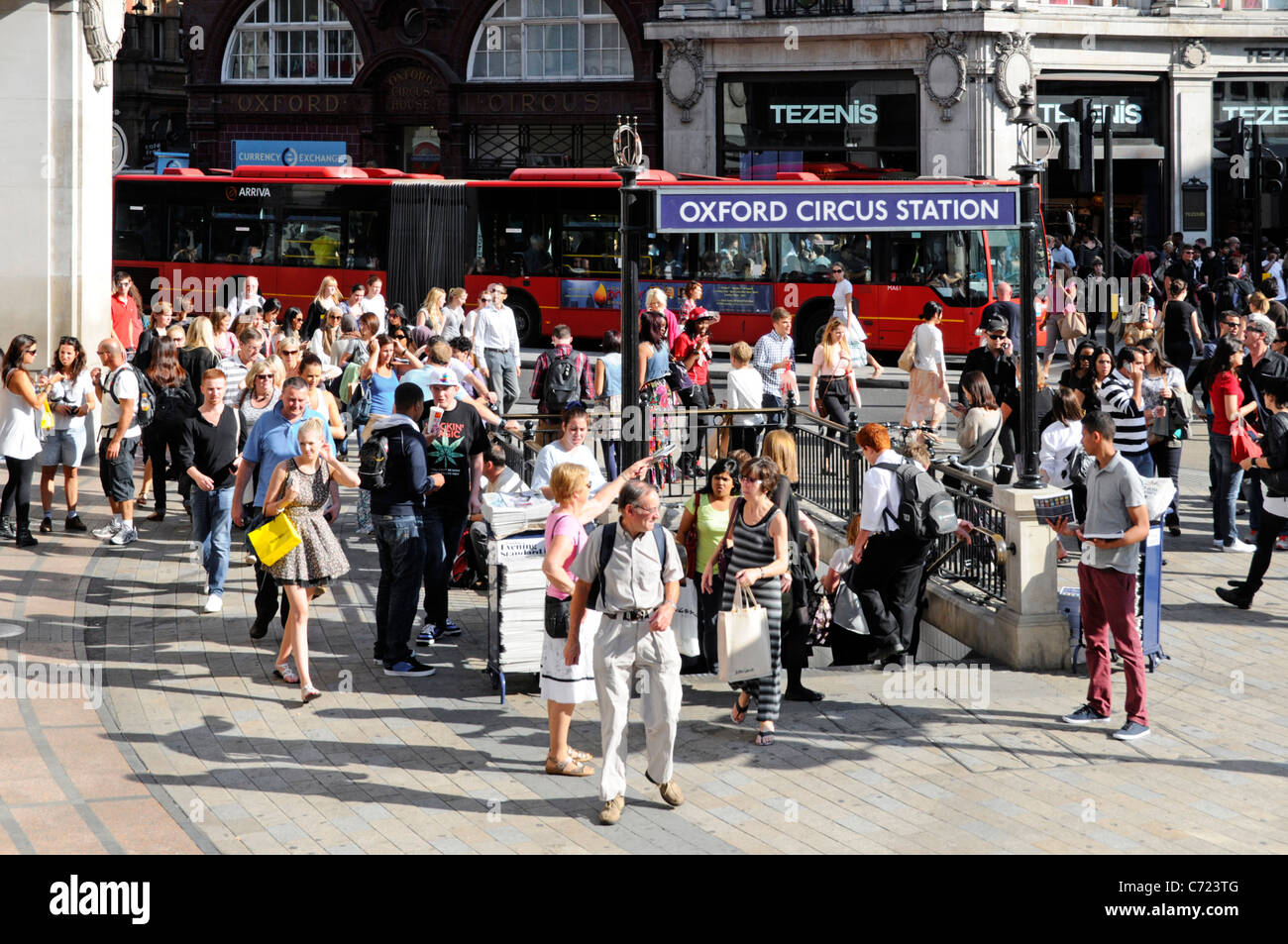 Londoner Straßenszene Menschenmenge um Oxford Circus & U-Bahn-Station in geschäftigen Einkaufsviertel & West End Road Junction England Großbritannien Stockfoto