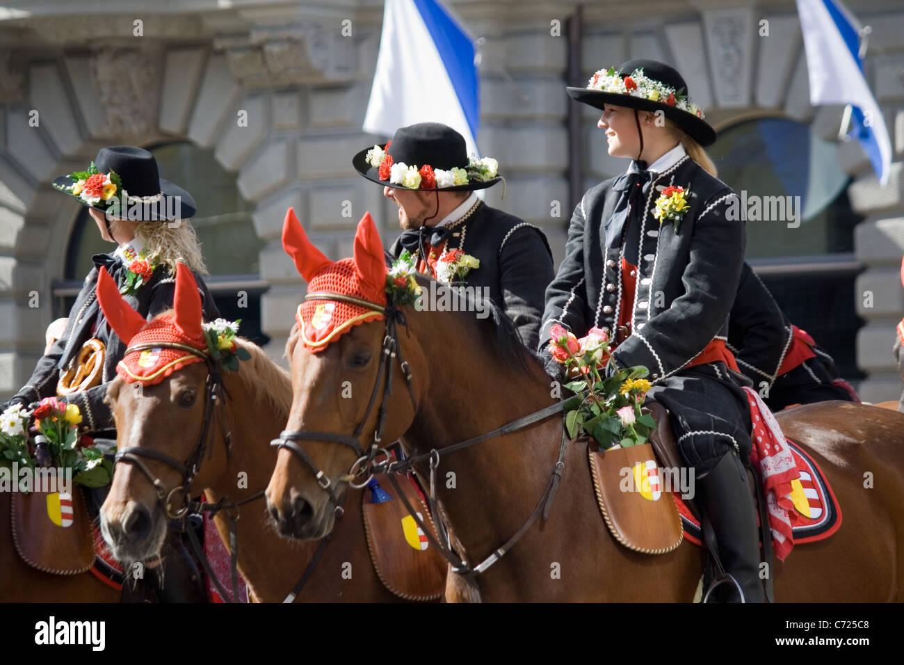 Mitglieder der Zunft Wollishofen fahren durch Bahnhofstrasse während der traditionellen jährlichen Spring Parade der Gilden Stockfoto