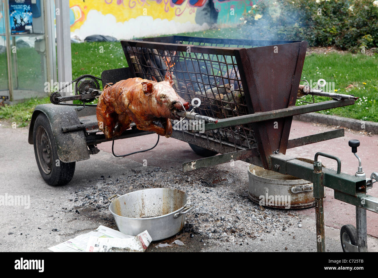 Braten in die Straße Schweine Braten auf einem offenen Spindel Grill Spieß Stockfoto