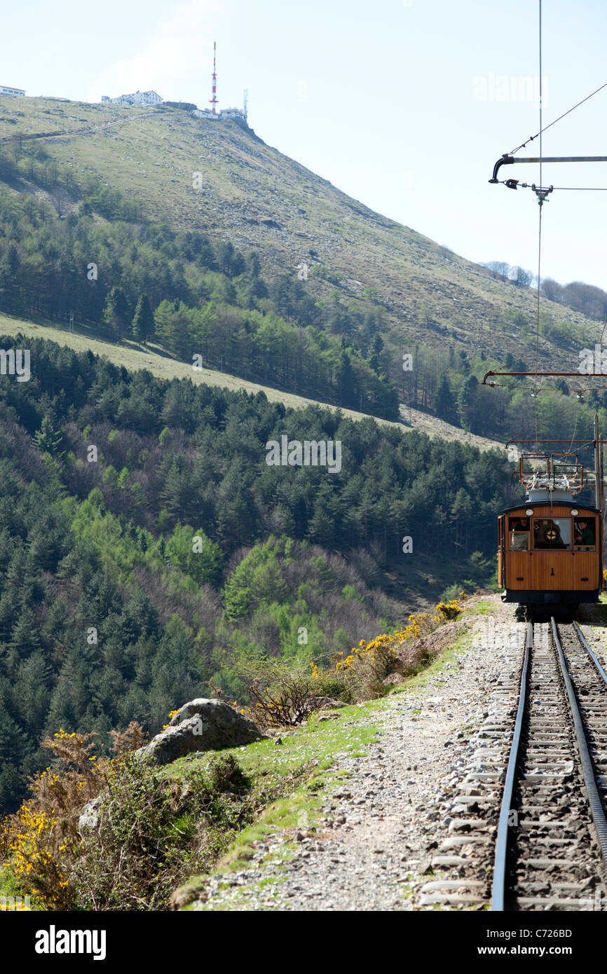 Der Touristenzug Zahnradbahn Rhune (Frankreich). Le Train Touristique À Crémaillère De La Rhune (Frankreich). Stockfoto
