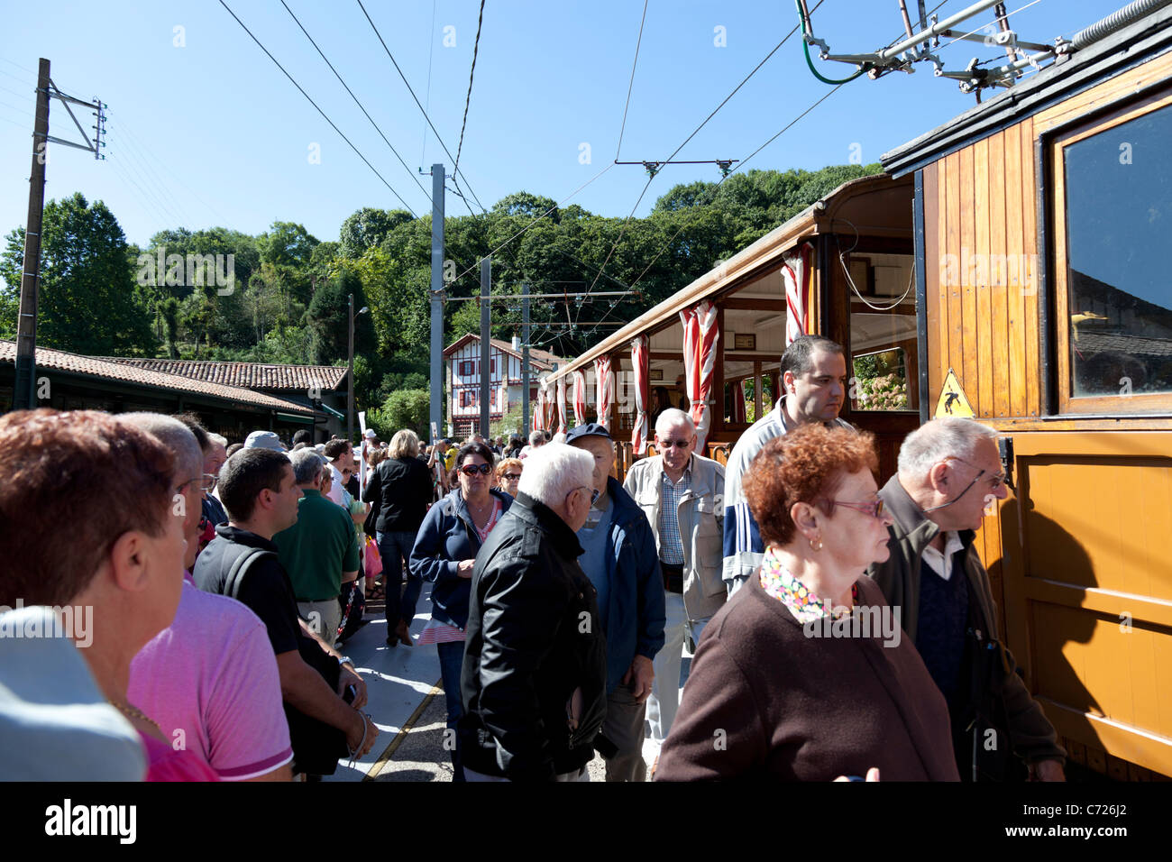 Verpflegung an Bord des Rhune Zahnradbahn Zuges (Frankreich). Embarquement À Bord du Train À Crémaillère De La Rhune Stockfoto