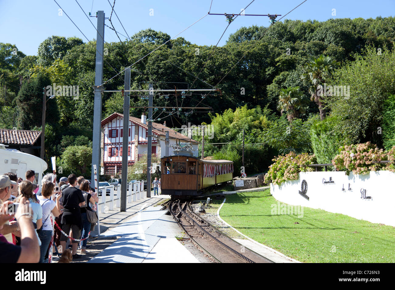 Ankunft am Bahnhof von Rhune Zahnradbahn Zug (Frankreich). Arrivée de Gare du Train À Crémaillère De La Rhune (Frankreich). Stockfoto