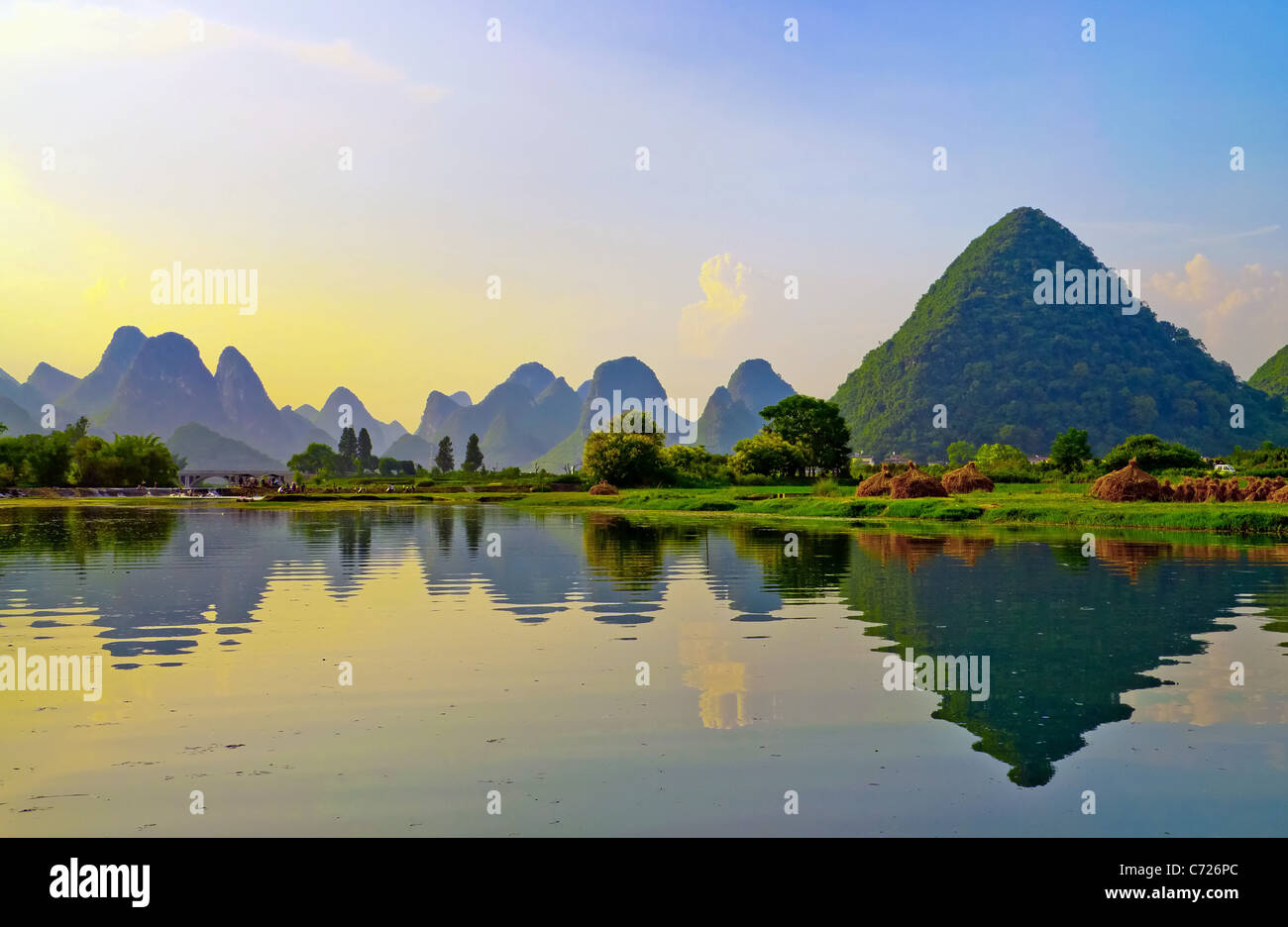 Reflexion des Muntains in Li-Fluss-Landschaft bei Sonnenuntergang, Yangshuo in der Nähe von Guilin, China Stockfoto