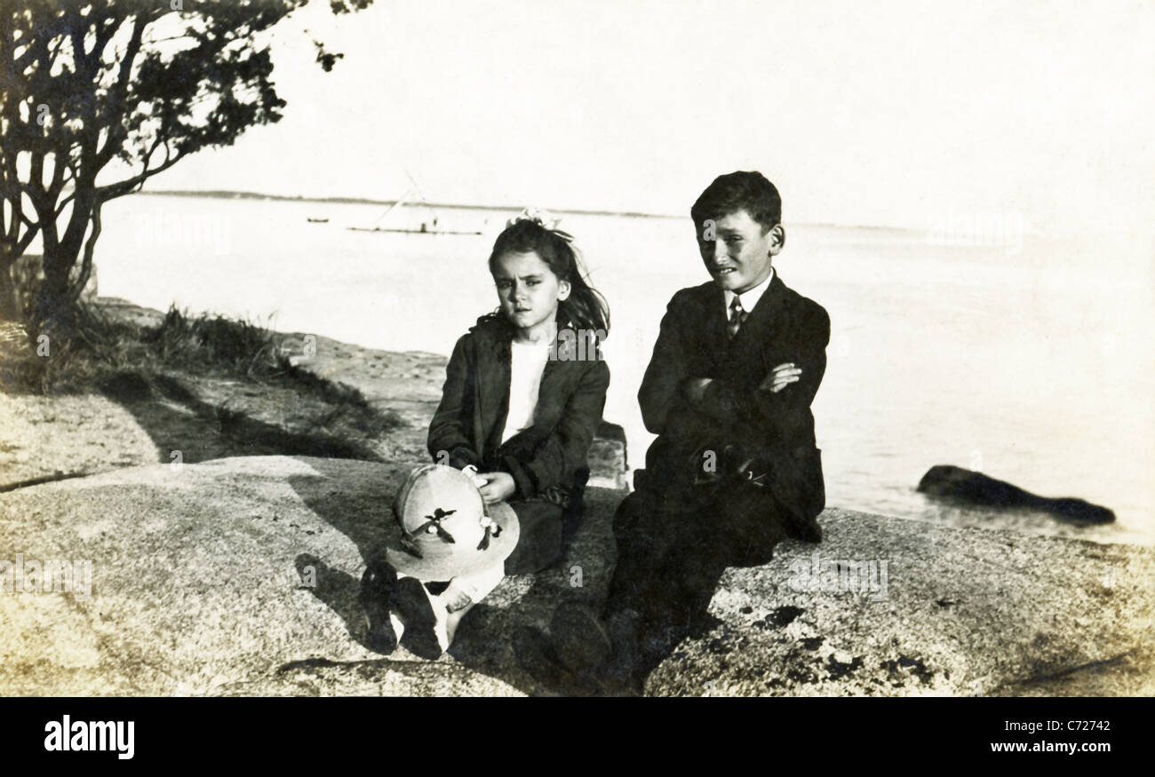 Das Foto, das bis etwa 1921 stammt, zeigt ein Bruder und Schwester auf den Felsen auf Cape Cod, Massachusetts. Stockfoto