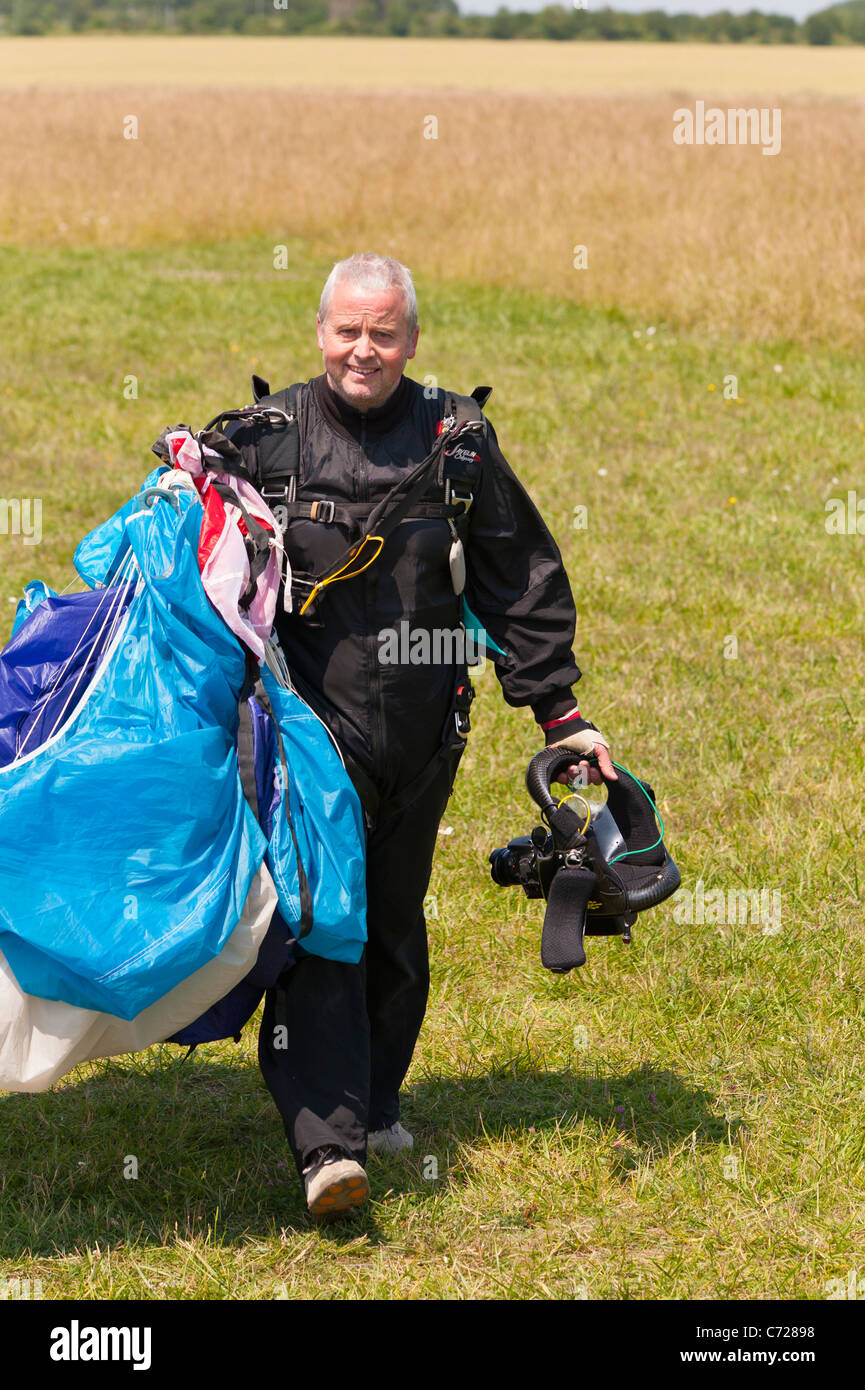 Ein Fallschirm-Jumper mit Kameras an seinem Helm befestigt, der die anderen Springer am Ellough Flugplatz in der Nähe von Beccles in Suffolk, Uk filmt Stockfoto