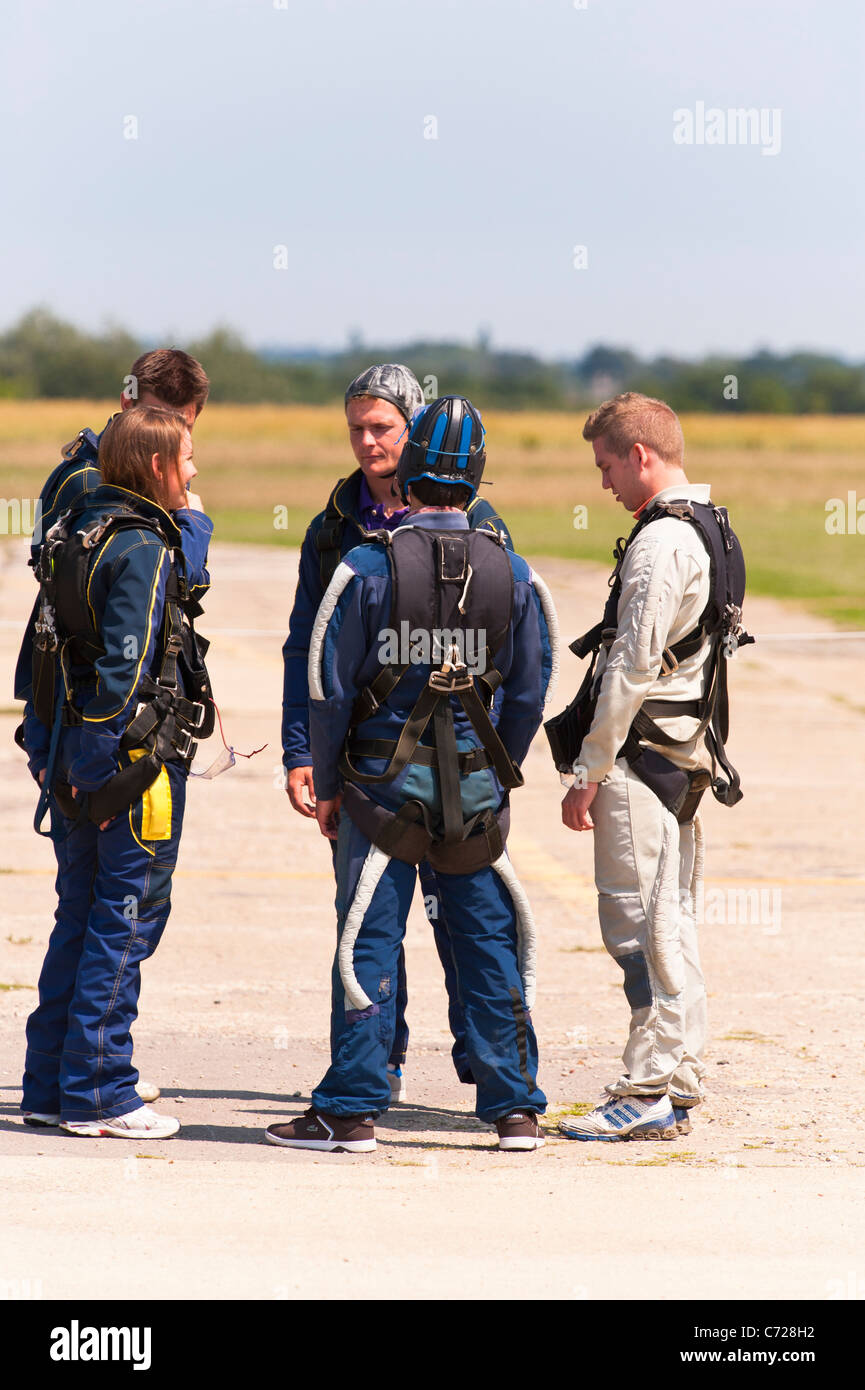 Menschen etwa an Bord des Flugzeugs für einen Fallschirmsprung haben einen Chat auf Ellough Flugplatz in der Nähe von Beccles in Suffolk, England, Vereinigtes Königreich Stockfoto