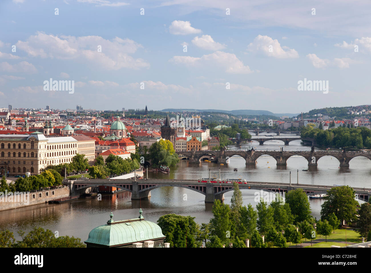 Blick auf den Fluss Vltava und Brücken, Prag, Tschechische Republik Stockfoto