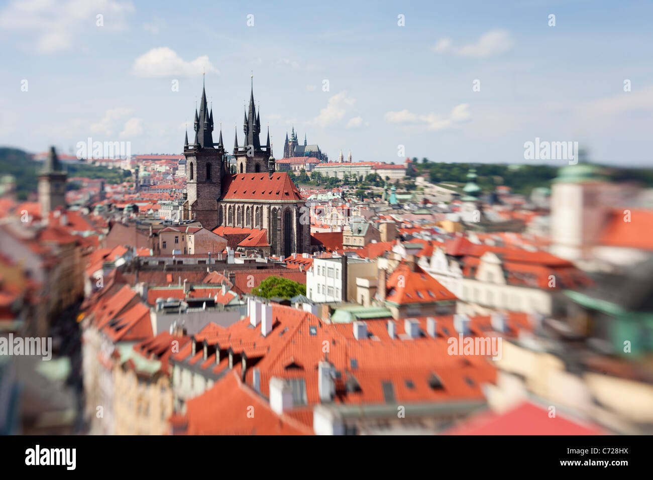 Stare Mesto Platz mit Blick auf die gotische Teynkirche und St-Veits-Dom, Prag, Tschechische Republik, Europa Stockfoto