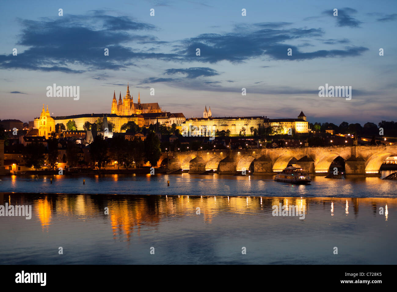 St. Vitus Cathedral, Karlsbrücke und das Budaer Burgviertel beleuchtet in der Nacht, Prag, Tschechische Republik Stockfoto
