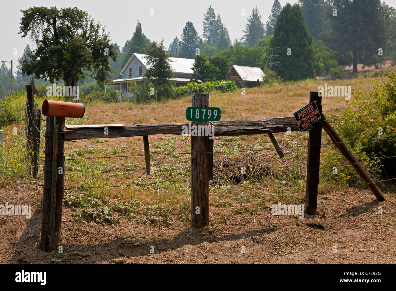 Haus, Zaun und Feld in Groveland, ein Pionier Goldgräberstadt auf Route 120 in der Nähe von Yosemite-Nationalpark, Kalifornien, USA. JMH5271 Stockfoto